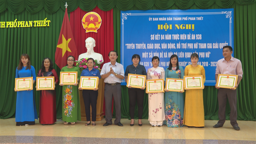 Ông Nguyễn Nam Long – Phó Chủ tịch.UBND TP. Phan Thiết tặng giấy khen cho các tập thể, cá nhân đạt thành tích trong thực hiện Đề án 938