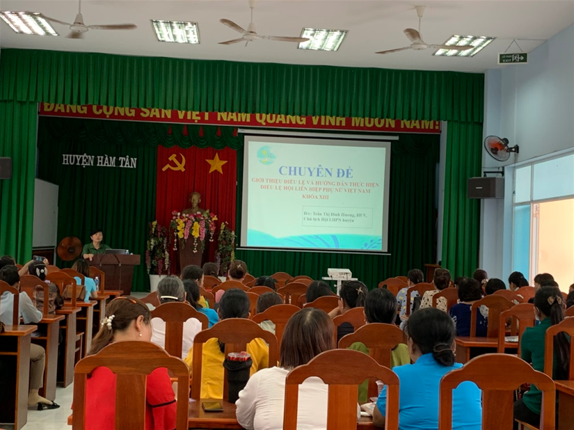 Đồng chí Trần Thị Đình Hương – Chủ tịch Hội LHPN huyện, hướng dẫn triển khai Điều lệ