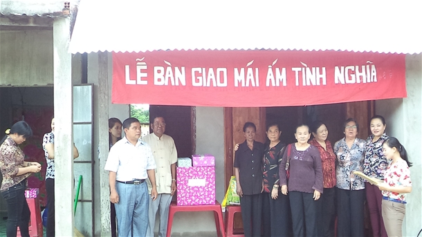 Các cô trong Ban Chủ nhiệm Hội phụ nữ khu VI bàn giao mái ấm tình nghĩa cho gia đình chị Hoàng Thị Hòa.