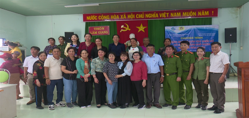 Lãnh đạo Hội LHPN huyện, Công an huyện cùng đơn vị tài trợ tặng quà thôn Lâm Giang – xã Hàm Trí